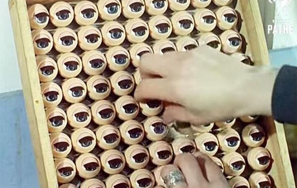 Как делают кукол, производство кукол, видео с кукольной фабрики, внутри фабрики кукол