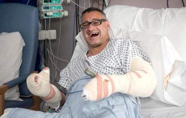 Рой Ларнер, Roy Larner, мужчина отбивался от террористов, друзья затроллили подарком