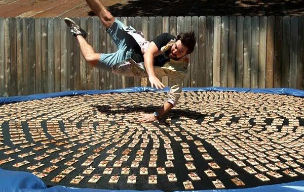 батут с 1000 мышеловками, прыгнул на батут с мышеловками, батут с мышеловками видео