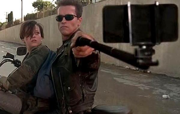 заменил оружие на селфи-палки, оружие на селфи-палки в сценах фильмов, оружие на селфи-палки в руках персонажей