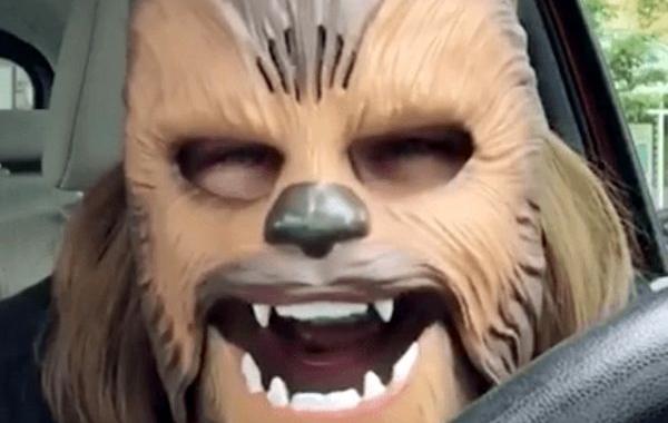 в маске Чубакки, женщина в маске Чубакки, говорящая маска Чубакки, Чубакка