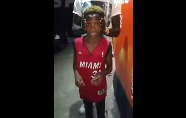 поворачивает тело на 180 градусов смотря вперед, поворачивает тело на 180 градусов оставляя голову на месте, мальчик с гибкой шеей