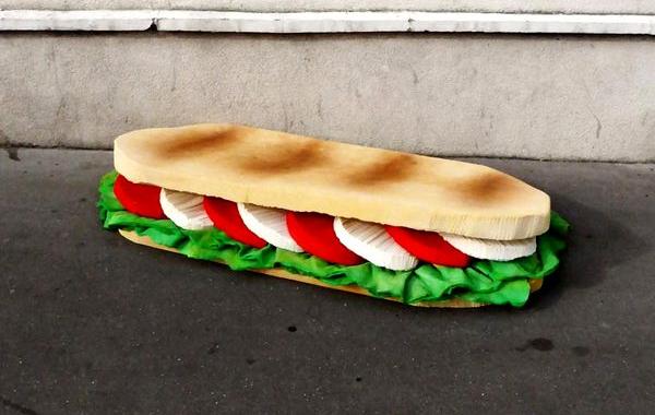 матрасы в гиганскую еду, выброшенные матрасы в еду, художник превращает выброшенные матрасы