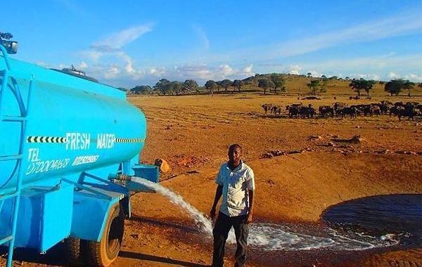 Патрик Килонзо Мвалуа, Patrick Kilonzo Mwalua, привозит воду 