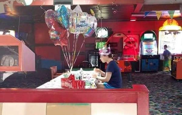 на день рождения никто не пришёл, день рождения девочки аутистки, девушка с аутизмом день рождения