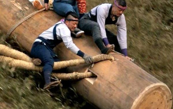 Омбасира мацури, фестиваль Священных столбов, катание на брёвнах, Омбасира мацури видео