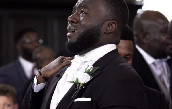 эмоцианальная реакиця жениха, трогательная реакция жениха, жених увидел невесту идущую к алтарю