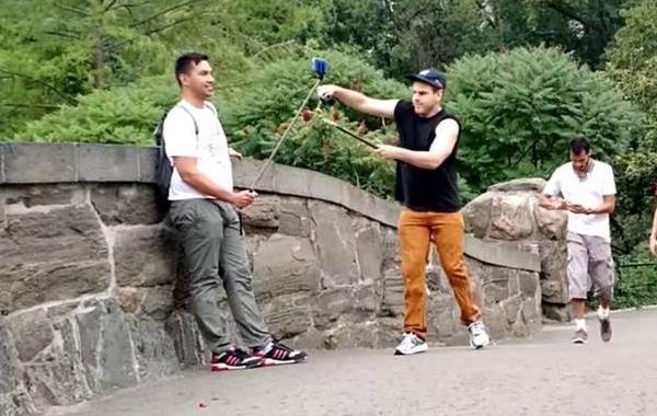 откусывает секатором селфи-палки, Бадди Болтон, Buddy Bolton, перекусывает селфи-палки веткорезом