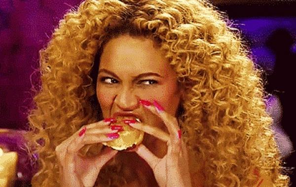 Смешные гифки про людей, которые очень любят поесть