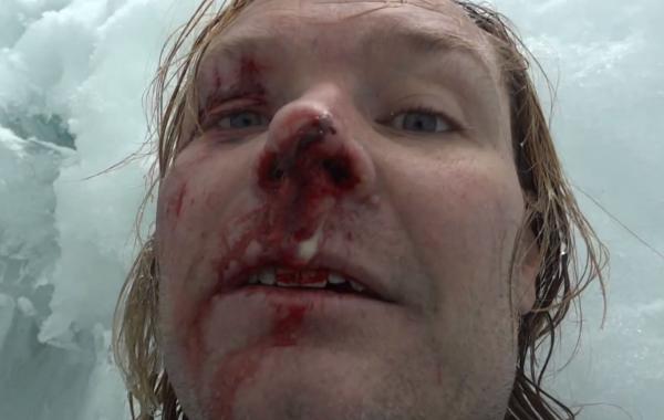 Ученый чудом остался жив, после падения в 22-метровую снежную расщелину