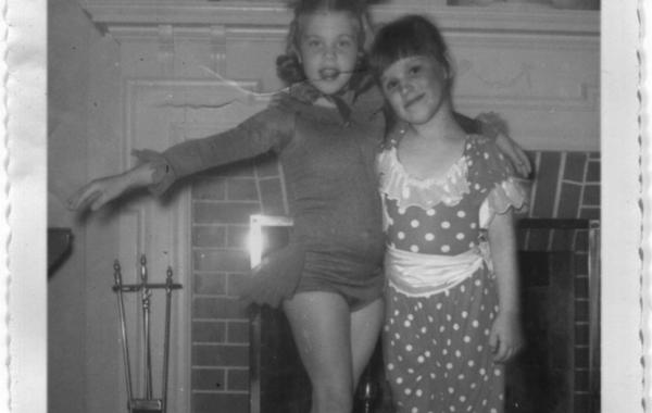 объединила детские фотогарфии себя и своей матери, поместила себя на детские фотографии матери, Даниэль Дельф, Danielle Delph, Если бы я знала свою маму тогда