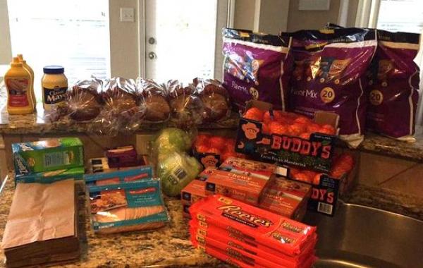 щедрый мальчик накормил бездомных, еда для бездомных на сэкономленные деньги, мальчик сэкономил деньги и накормил бездомных