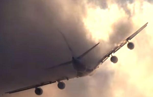 самолет разрезает облака, самолет разрывает облака, взлет Airbus A380