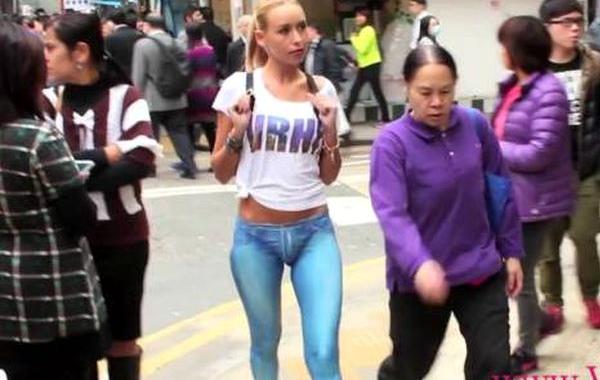 девушка без штанов, девушка нарисованные джинсы, девушка гуляла джинсы нарисованы, девушка боди-арт джинсы