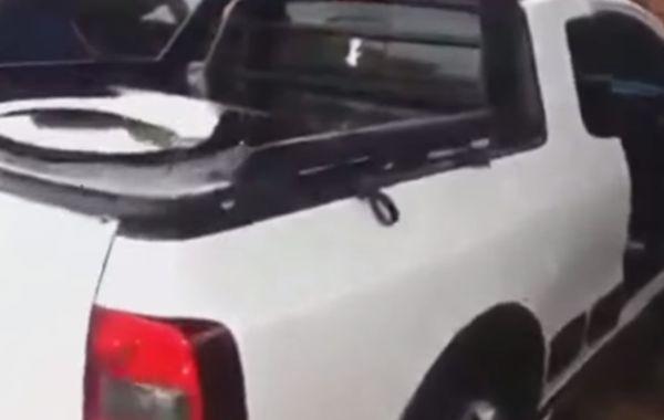 мощный бас в машине, секрет мощного баса в автомобиле, парень изображает сабвуфер