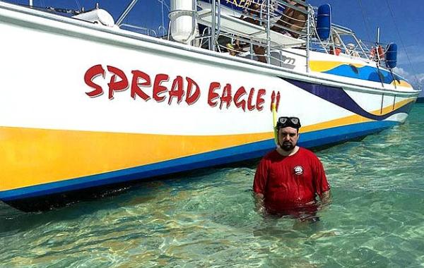 грустный парень на отдыхе, на отдыхе без жены