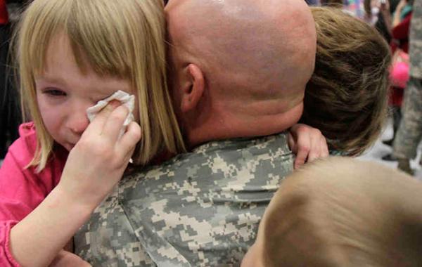 Слезы радости. Как встречают солдат вернувшихся с войны