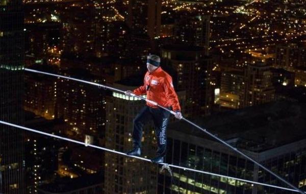 канатоходец прошел между небоскребами, Ника Валленда, Nik Wallenda, проход между небоскребами в Чикаго