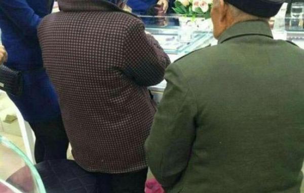 китайский двонрик купил дене кольцо с бриллиантом, 80-летний китаец купилл жене кольцо с бриллиантом, кольцо с бриллиантом в 80 лет для жены