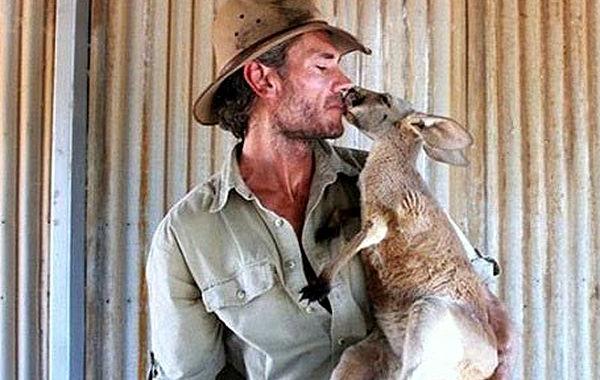 Крис Барнс, Chris Barns, Кенгуру Данди, Kangaroo Dundee, спасение кенгурят оставшихся в сумке погибшей матери