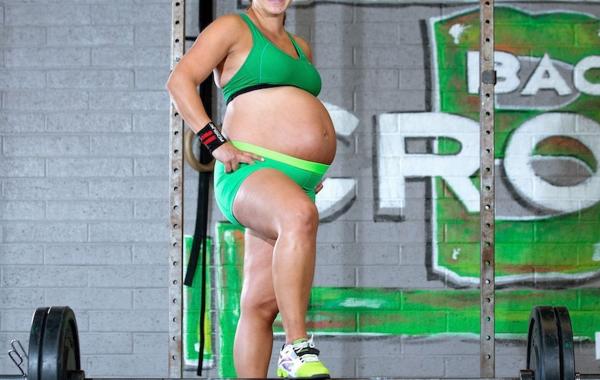 Занятие тяжелой атлетикой на девятом месяце беременности