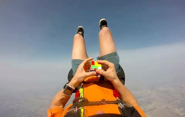 сложил кубир Рубика во время прыжка с парашютом, не открыл парашют пока не сложил кубик Рубика