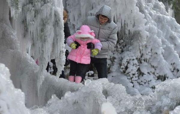 взрыв водопровода в Пекине, взрыв водопровода Пекин лед, Ледяная крепость Пекин прорвало водопровод