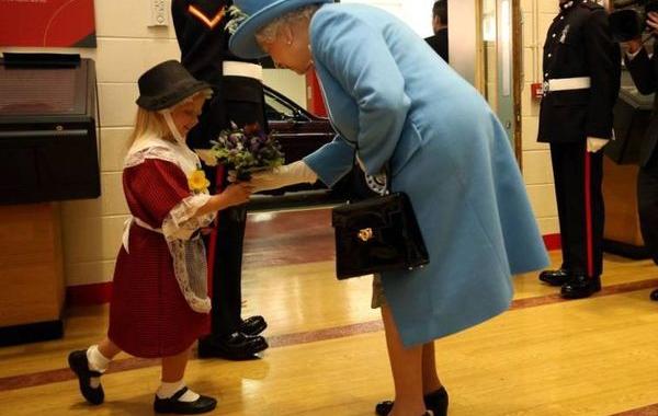 Мэйзи Грегори, Maisie Gregory, солдат случайно ударил девочку королева, девочка встреча королева солдат ударил