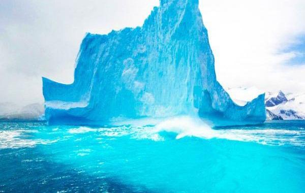 перевернувшийся айсберг, перевернутый айсберг фото, как выглядит перевернувшийся айсберг, скрыто у айсберга под водой