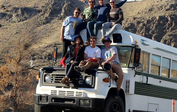 Друзья купили школьный автобус, и превратили его в дом на колесах