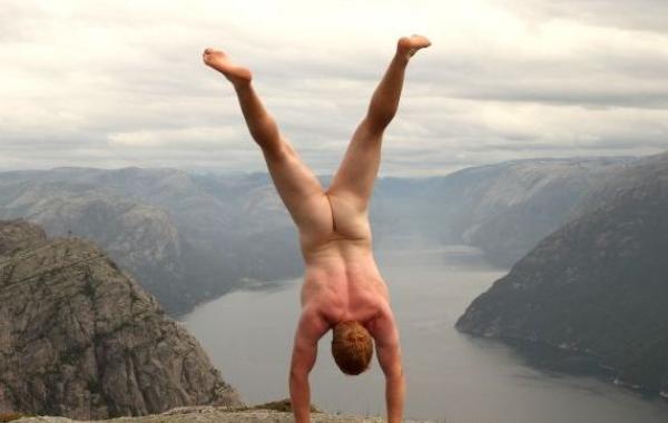 Naked Handstander, Голый путешественник стойка на руках 
