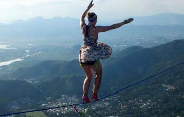 прогулка между скалами на высоких каблуках, Фэйт Дики, Faith Dickey,Highgirls Brazil Festival, соревнования слэклайн 2015, проход по канату в туфлях на высоком каблуке