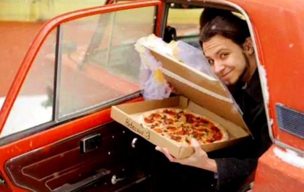 парень женился на пицце, русский парень женился на пицце, женился на пицце Томск