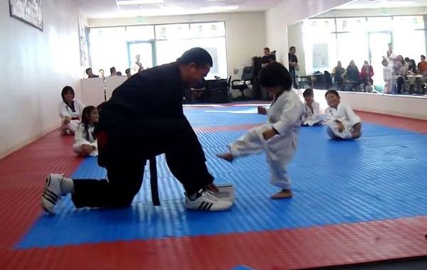 маленький каратист, каратист ая, трёхлетний каратист, маленький каратист пытается разбить доску