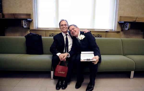 Однополые пары сочетаются браком в Нью-Йорке