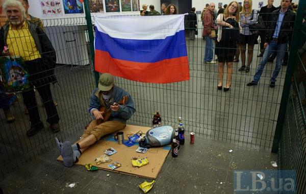 "Осторожно, русские", инсталляция высмеивающая русских, Украинский Культурный Фронт,  художники Майдана, Киев майдан