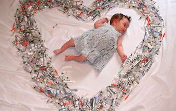 фото ребенка в окружении шприцов, фото родители кто решился на ЭКО, фото ребенка после ЭКО