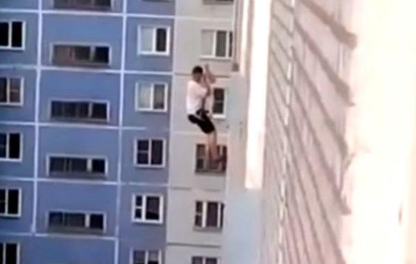 хотел устроить сюрприз остался висеть, сюрприз остался висеть снаружи здания, парень сюрприз девушке спустился с крыши