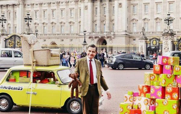 Мистеру Бину 25? 25 лет мистеру Бину, Роуэн Аткинсон повторил трюк из шоу, Роуэн Аткинсон в кресле на крыше машины