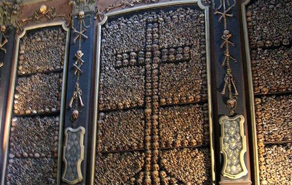 жуткие церкви, пугающие церкви, церкви человеческие кости и черепа