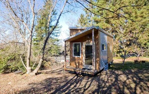 внутри дома на колесах, маленький уютный домик, дом из трейлера