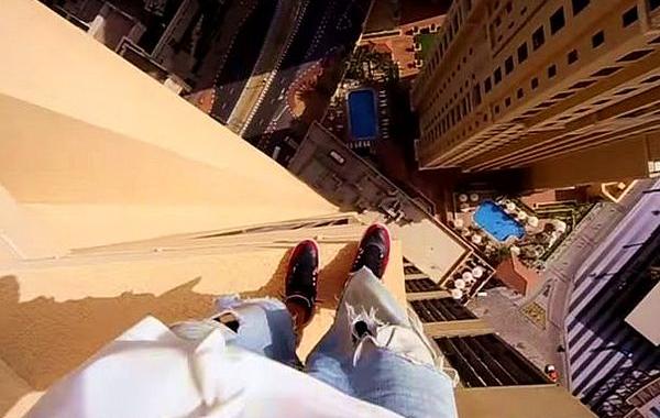 OlegCricket, безумный паркур, 15 самых страшных секунд интернета, видео парень прыгает на высоте