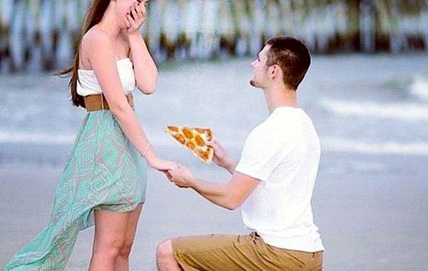 пицца вместо кольца, пицца фотошоп предложение, заменили кольцо на пиццу, фотошоп кольцо пицца предложение руки