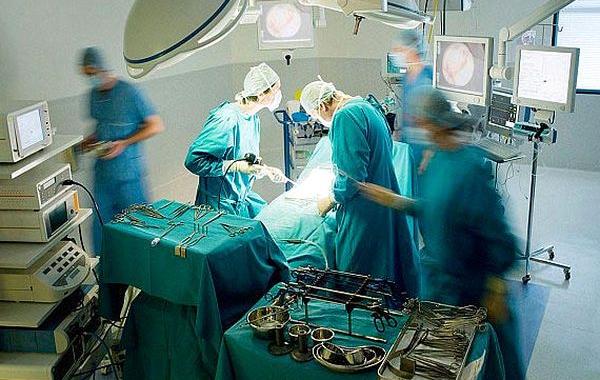 фото убитого горем врача, врач после того как пациент скончался, врач на корточках, врач после смерти пациента