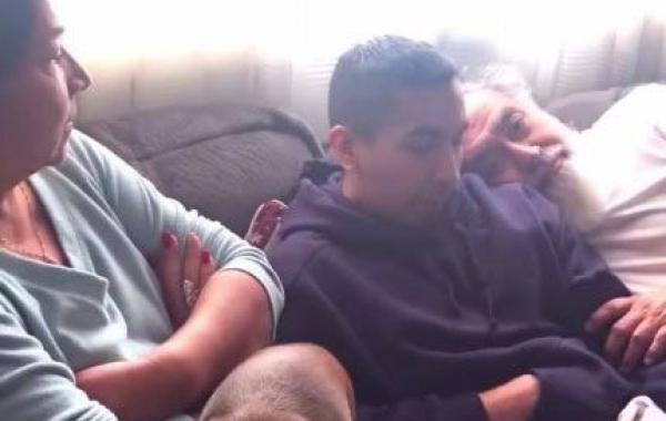 сын выплатил родителям ипотеку на рождество, сын подарил на Рождество выплату ипотеки, сын выкупил дом родителей на Рождество