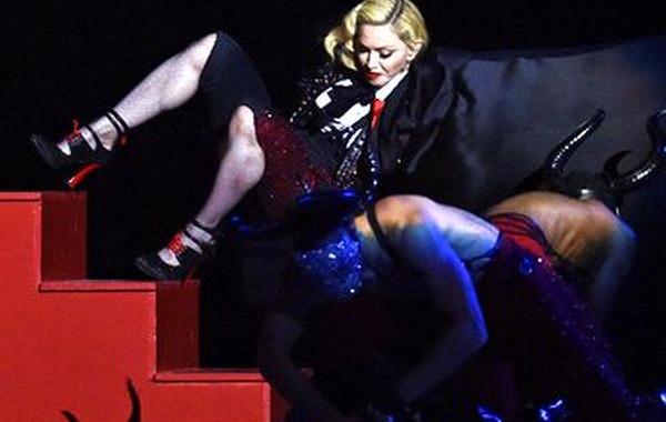 Мадонна упала со сцены, Мадонну стащили со ступенек, мадонна упала со ступенек, Мадонна BRIT Awards 2015, Мадонна мантия, Мадонна плащ