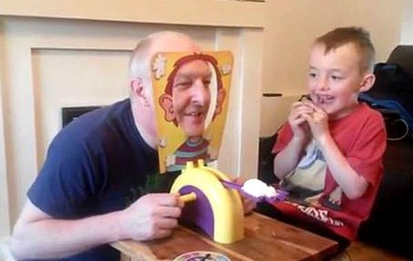 отец с сыном играют в русскую рулетку, папа и сын играют в русскую рулетку, папа и сын играют в Pie Face, русская рулетка вместо пуль торт