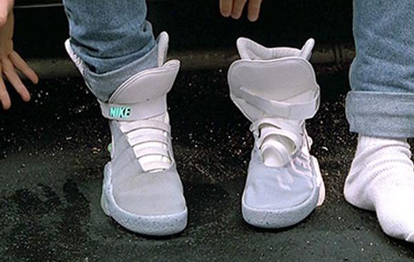 самозашнуровывающиеся кроссовки Nike, Майкл Джей Фокс примерил самозашнуровывающиеся кроссовки, Майкл Джей Фокс кроссовки Nike, Майкл Джей Фокс Power Lacing Nike Mag