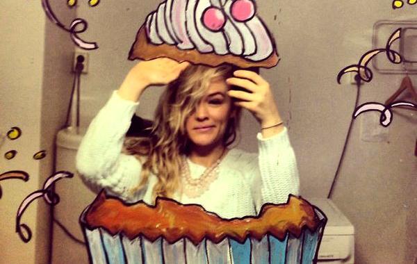 Забавные рисунки на зеркале, переносящие художницу в сказочный мир