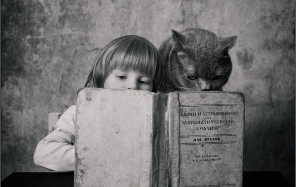 Маленькая девочка и кот Том